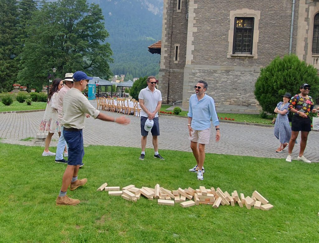 Distracție outdoor cu jocuri tradiționale uriașe de închiriat pentru evenimente