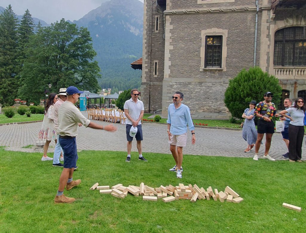 Distracție outdoor cu jocuri tradiționale uriașe de închiriat pentru evenimente