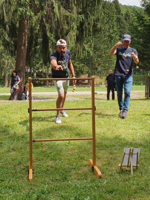 Adultii joaca joc de aruncat bile la eveniment outdoor vara