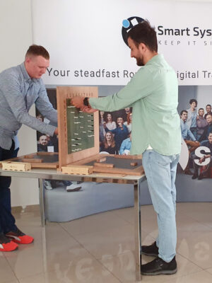Teambuilding la o firma din Bucuresti. Barbati joaca Batalia Navală