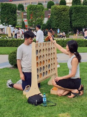 Tineri adulți joacî Connect 4