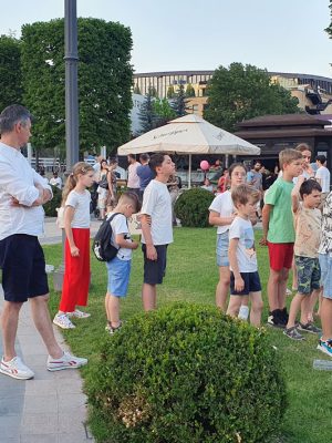Copii și părinți așteaptă la rând pentru a juca Labirintul vertical, unul dintre cele mai populare jocuri de îndemânare de la Festivalul Sporturilor Iași 2025