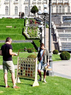 Adulți concentrați la jocul Connect 4