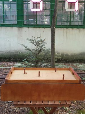 Doi jucători se înfruntă la jocul Fotbal magnetic într-un meci amical
