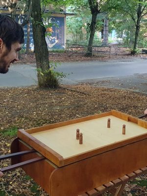 Moment de acțiune în timpul jocului Fotbal magnetic, în mijlocul unei faze intense