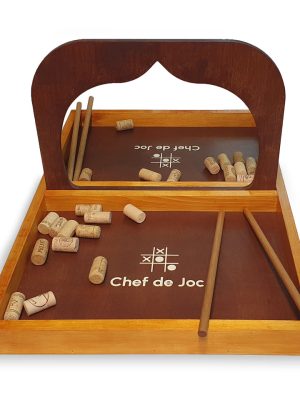 Joc Bătălia dopurilor – vedere frontală a tablei de joc cu dopuri și bețe din lemn