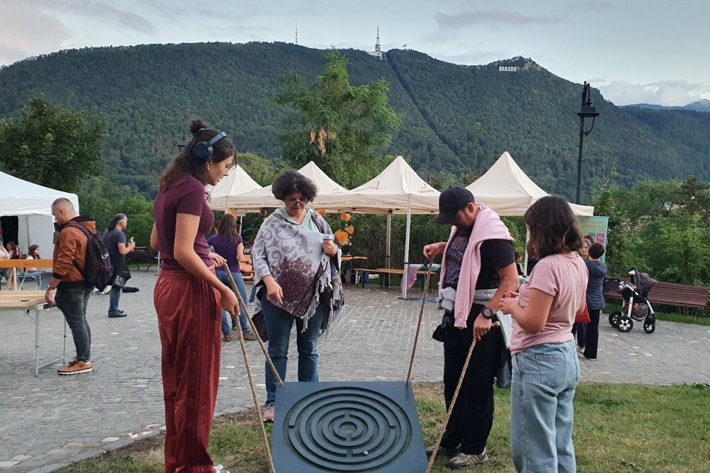 Familie joacă impreuna la Festivalul de muzica Folk joc gigant din lemn