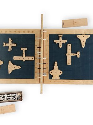 Batalia Avioanelor joc lemn vedere superioara cu 4 modele avioane pini albi negri pentru petreceri