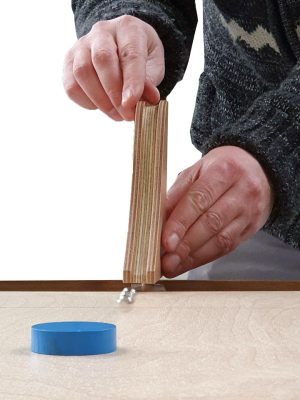 Jucator lanseaza bile otel prin rampa pentru a impinge discul in Cursa Discurilor