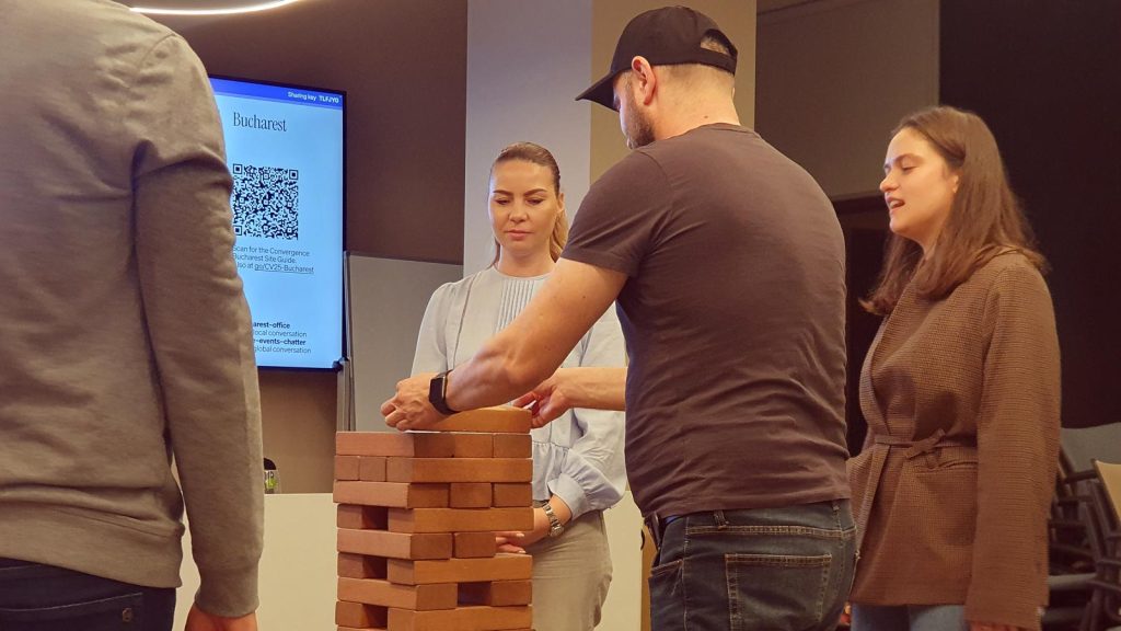 Angajați București jucând Jenga Uriaș din lemn la petrecerea de Crăciun corporate