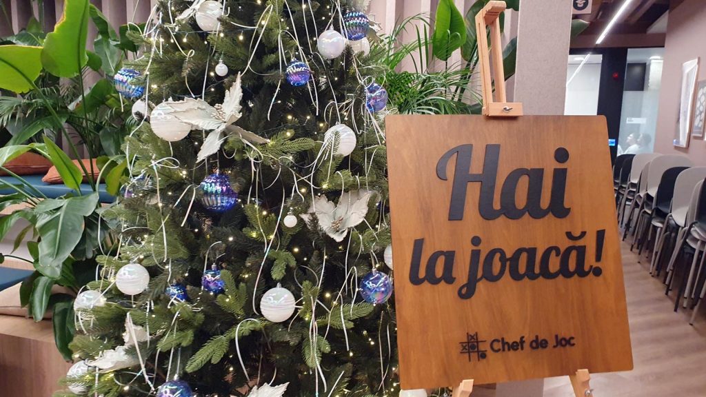 Brad de Crăciun și panou din lemn Hai la joacă Chef de Joc la petrecerea corporate din București