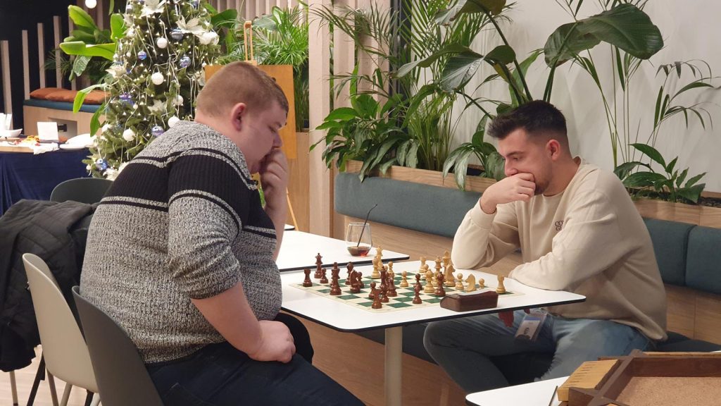 Doi developeri jucând șah la petrecerea corporate de Crăciun eveniment team building București