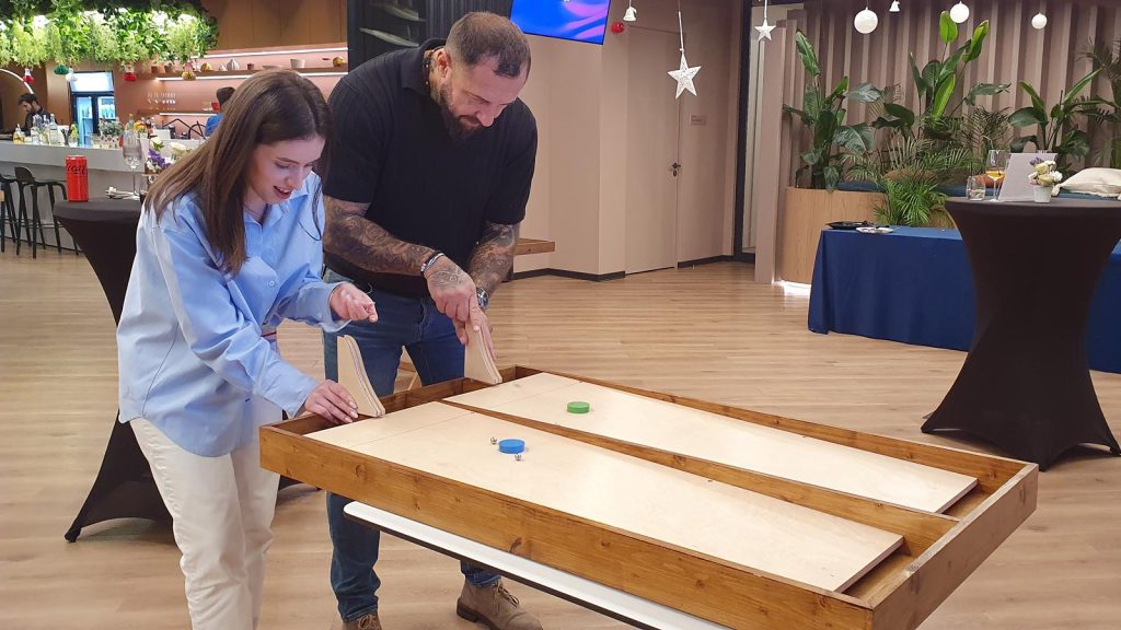 Angajații jucând Cursa Discurilor joc din lemn petrecere corporate Crăciun București