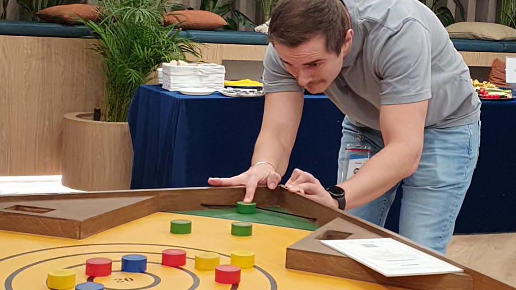 Developer testând Ținta cu elastic joc reflexe din lemn sala cu mochetă petrecere Crăciun București