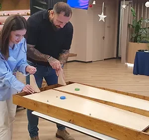 Doi colegi de muncă se joacă joc gigant din lemn