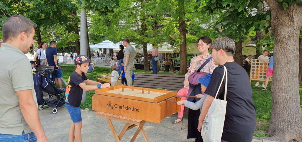 Băiat jucând Fotbal Magnetic din lemn Chef de Joc în Piața William Shakespeare Craiova, Shakespeare Festival 2026