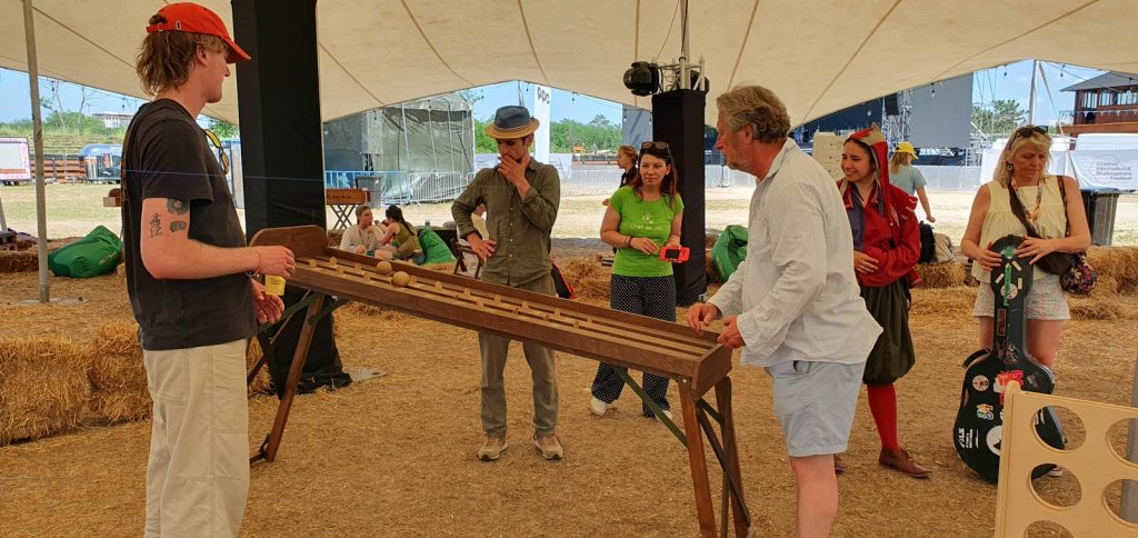 Participanți la joc de Click Ball din lemn Chef de Joc în Shakespeare Village, Craiova Shakespeare Festival 2026