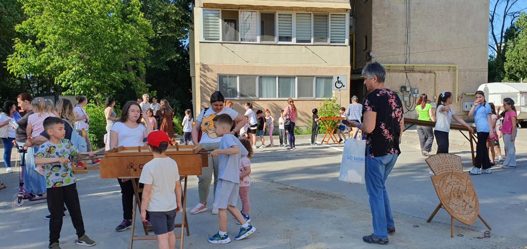 edere de ansamblu cu jocuri din lemn Chef de Joc montate în cartierul Valea Roșie Craiova, mai 2026