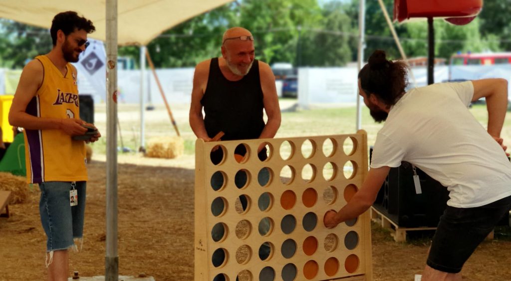 Trei bărbați joacă Connect 4 uriaș din lemn Chef de Joc la Craiova International Shakespeare Festival 2026