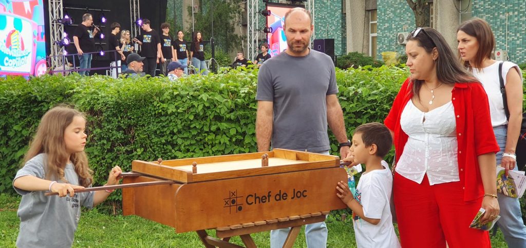 Copii jucând fotbal magnetic uriaș marca Chef de Joc, în grădina TVR de Ziua Copilului
