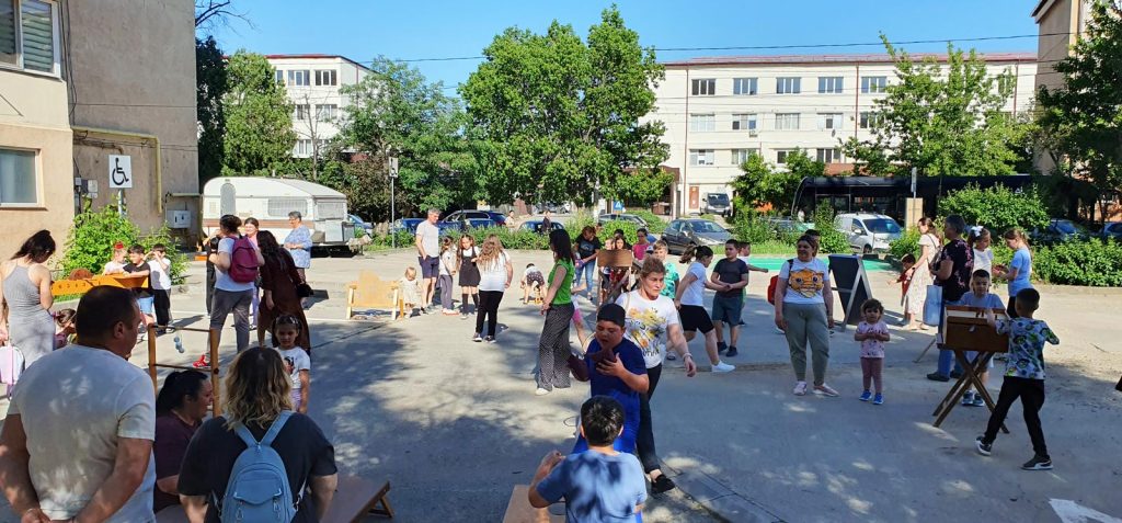 Familii și copii la jocuri din lemn Chef de Joc între blocuri în cartierul Valea Roșie Craiova, mai 2026