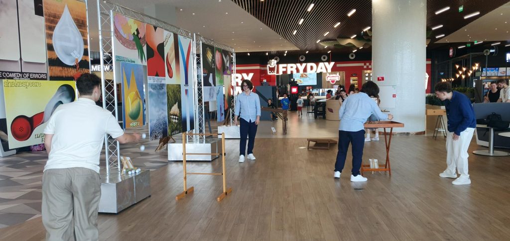 Voluntari și participanți la jocul Roata Morii Chef de Joc în Promenada Mall Craiova, Shakespeare Festival 2026