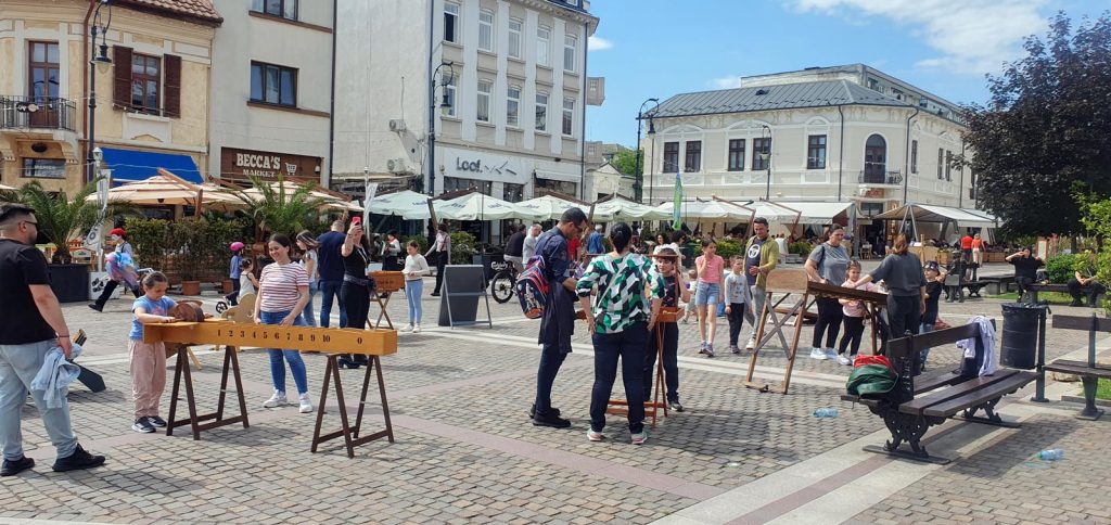 Jocuri din lemn Chef de Joc aranjate în piața centrală din Craiova la Shakespeare Festival WILL matters 2026