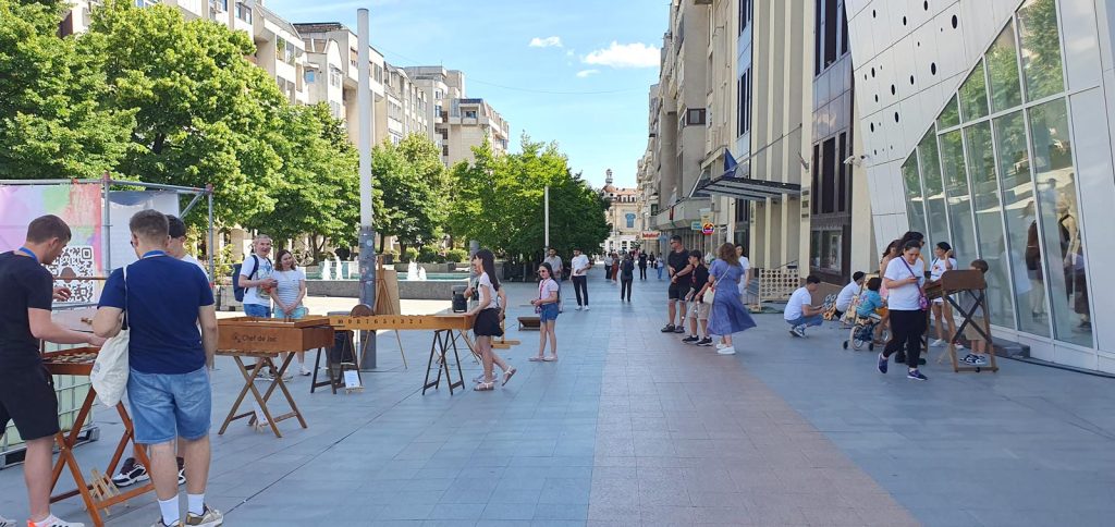 Jocuri din lemn Chef de Joc răspândite pe bulevardul din Piața Mihai Viteazul Craiova la Shakespeare Festival WILL matters 2026