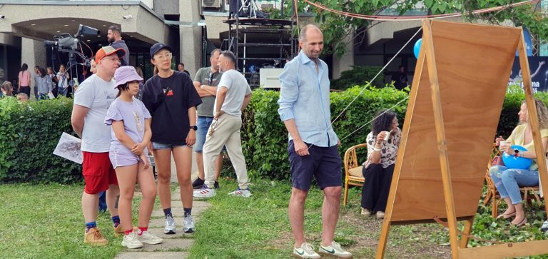 Adult la labirintul vertical uriaș din lemn Chef de Joc, la evenimentul TVR de 1 Iunie