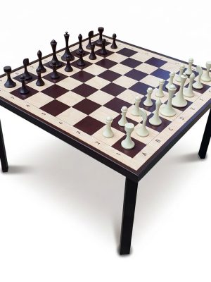 Set de șah gigant din lemn cu piese albe și negre strunjite manual, tablă de 105×105 cm cu picioare rabatabile, vedere trei sferturi, fundal alb