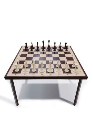 Set de șah gigant din lemn cu piese strunjite albe și negre, tablă de 105×105 cm pe picioare, vedere frontală, fundal gri studio