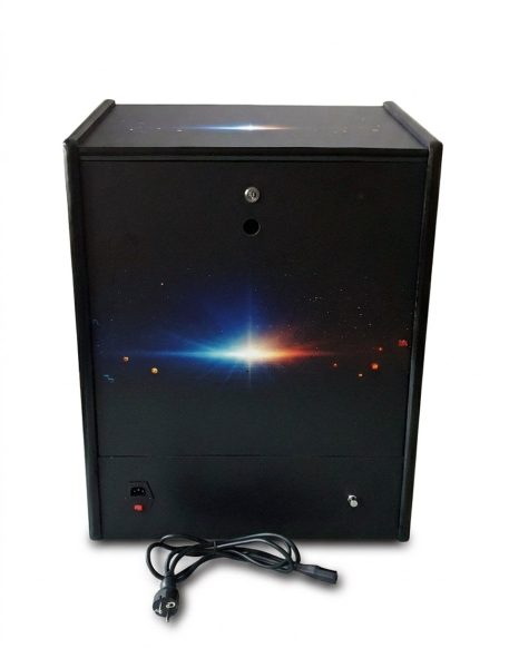 Vedere spate bartop arcade retro Chef de Joc cu artwork cosmic lateral și cablu alimentare inclus pentru închiriere evenimente Brașov și București